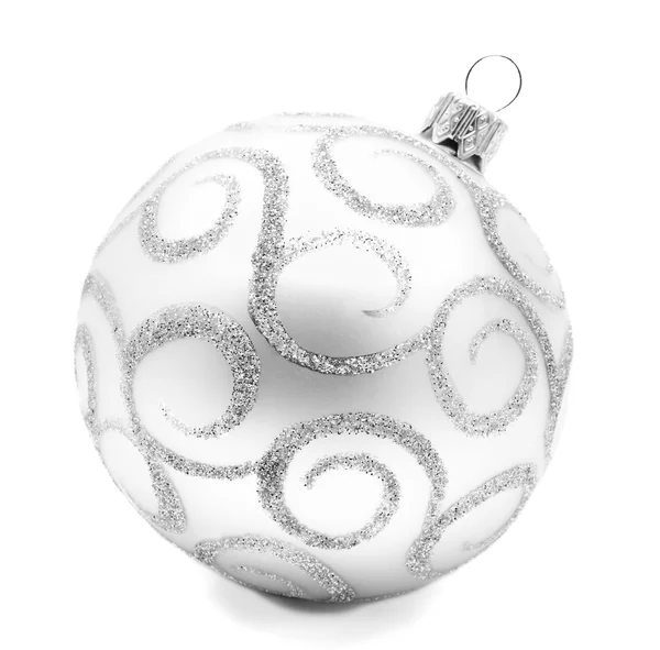 Perfect srebrny biały Boże Narodzenie ball na białym tle — Zdjęcie stockowe