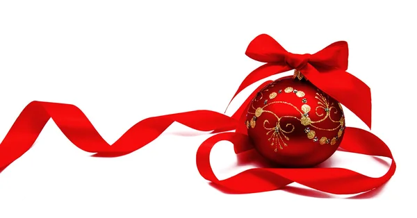 Palla di Natale rossa perfetta con nastro isolato — Foto Stock