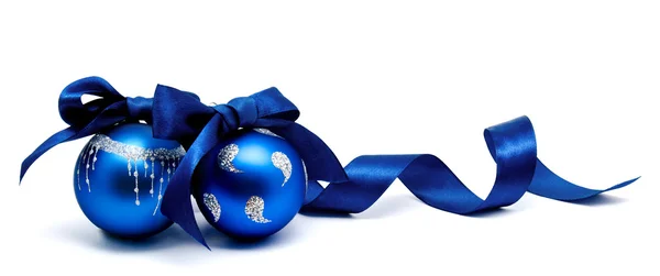 Δύο τέλεια μπλε Χριστούγεννα μπάλες με κορδέλα απομονωμένες — Φωτογραφία Αρχείου