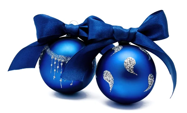 Δύο τέλεια μπλε Χριστούγεννα μπάλες με κορδέλα απομονωμένες — Φωτογραφία Αρχείου
