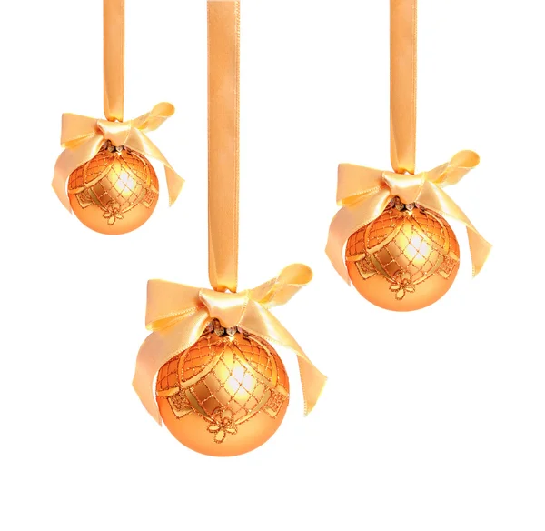 Hunging gouden kerstballen geïsoleerd op een witte — Stockfoto