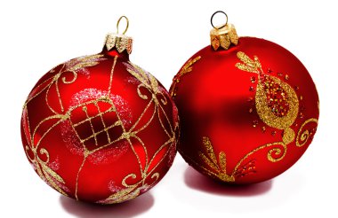 İki izole kırmızı Noel topları mükemmel 