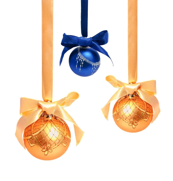 Hunging dourado ahd azul bolas de Natal isolado — Fotografia de Stock