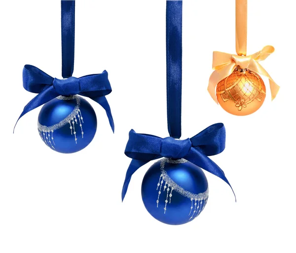 Hunging doré ahd bleu boules de Noël isolé — Photo