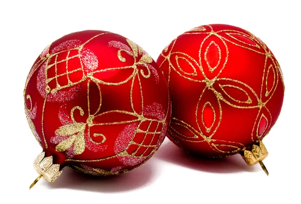 Два идеальных красных рождественских шара изолированы — стоковое фото