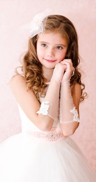 在白色公主连衣裙可爱微笑的小女孩 — 图库照片