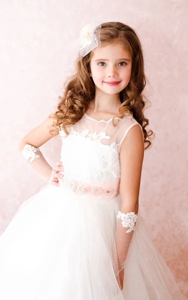 Чарівна усміхнена маленька дівчинка в білій сукні принцеси — стокове фото