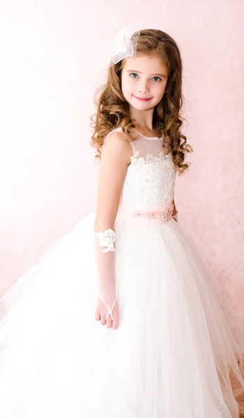 Adorable petite fille souriante en robe de princesse blanche — Photo