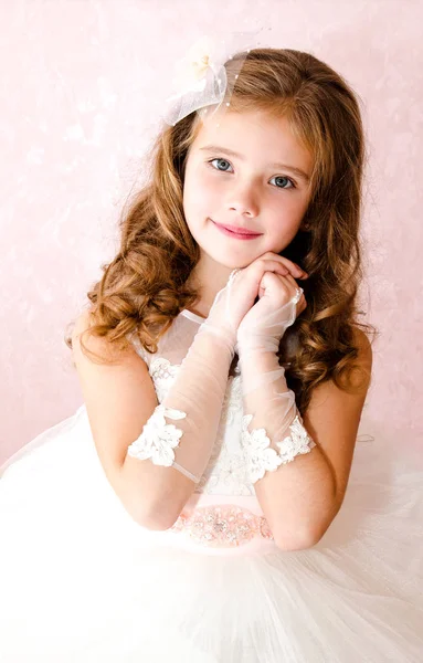 Bedårande leende liten flicka i vit prinsessa klänning — Stockfoto