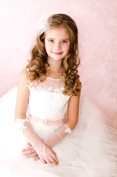Αξιολάτρευτο μικρό γελαστό κοριτσάκι σε λευκό φόρεμα πριγκίπισσα — Φωτογραφία Αρχείου