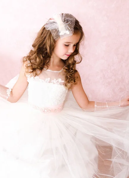 Bedårande leende liten flicka i vit prinsessa klänning — Stockfoto