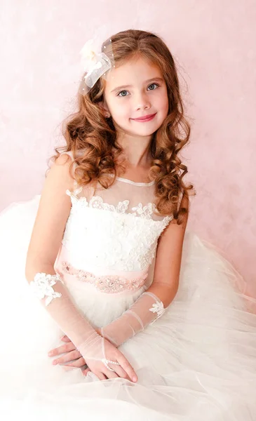 在白色公主连衣裙可爱微笑的小女孩 — 图库照片