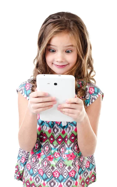 Симпатичная удивленная девочка с планшетным компьютером, изолированным на белом — стоковое фото