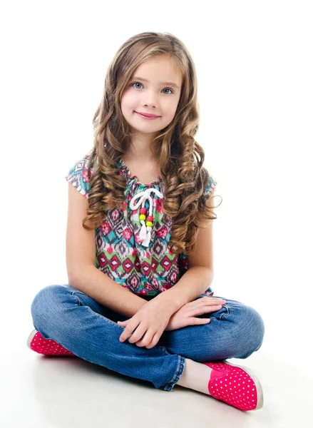 Adorável sorrindo menina sentada em um chão — Fotografia de Stock