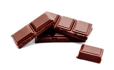 İzole koyu sütlü çikolata bar yığını