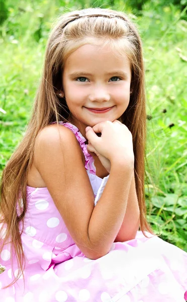 여름 날에 사랑 스러운 미소 작은 소녀의 초상화 — 스톡 사진