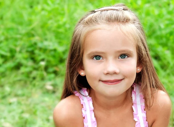 Portrait of adorable smiling little girl in summer day — Stock Photo, Image