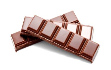 İzole koyu sütlü çikolata bar yığını 