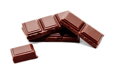 İzole koyu sütlü çikolata bar yığını