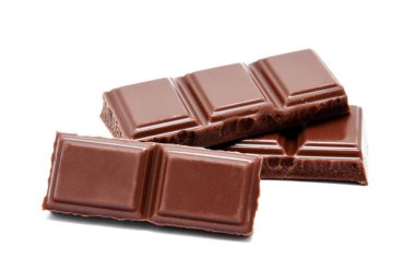 Beyaz izole koyu sütlü çikolata bar yığını 