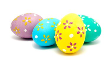 Mükemmel renkli el yapımı Paskalya yumurtaları izole