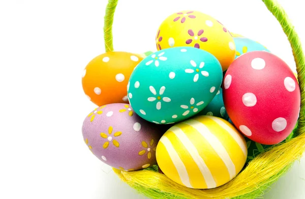 Sempurna berwarna-warni easter telur di keranjang — Stok Foto
