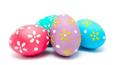 Mükemmel renkli el yapımı Paskalya yumurtaları izole 