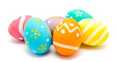 Mükemmel renkli el yapımı Paskalya yumurtaları izole 