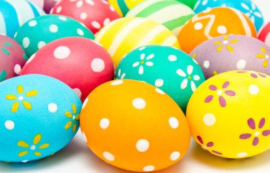 Renkli el yapımı bir şekilde dekore edilmiş Paskalya yumurtaları 