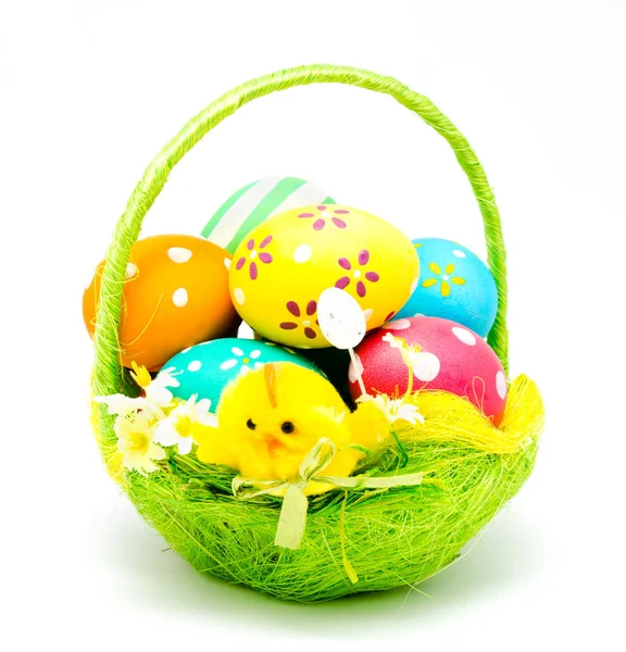 Разноцветные яйца ручной работы в корзине — стоковое фото