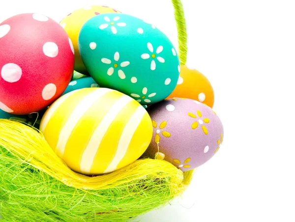 Perfetto colorato uova di Pasqua fatte a mano nel cestino isolato — Foto Stock