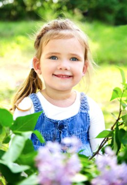 sevimli küçük kız açık havada gülümseyen portresi 