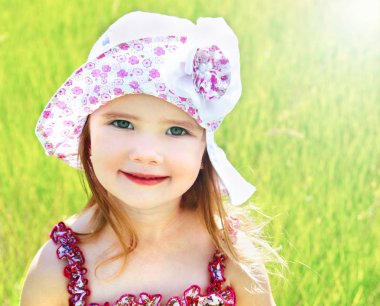 çayır üzerinde sevimli küçük kız 