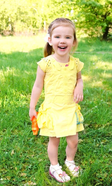 Ritratto di bambina carina sorridente il giorno d'estate — Foto Stock