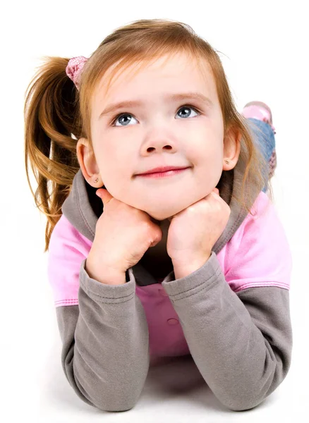 Πορτρέτο του χαριτωμένο μικρό γελαστό κοριτσάκι που κείνται επί του δαπέδου — Φωτογραφία Αρχείου
