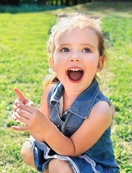 Carina bambina sul prato in giorno d'estate — Foto Stock