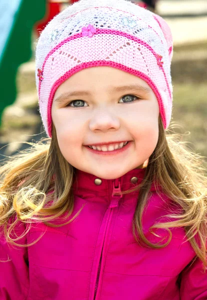 Portrait de sourire mignonne petite fille sur un jour de printemps — Photo