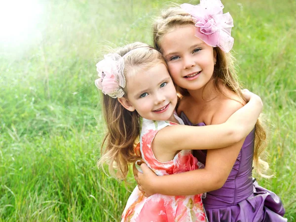 Retrato de dos niñas lindas abrazando — Foto de Stock