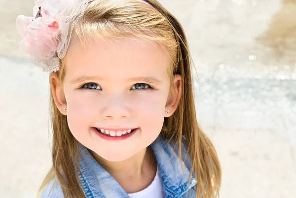 Outdoor Portret van schattig klein meisje — Stockfoto