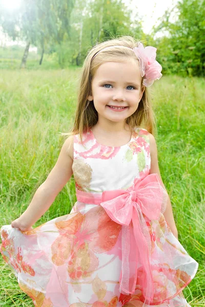 Portrait de mignonne petite fille en robe de princesse — Photo