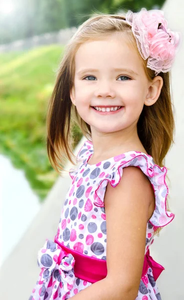Außenporträt des süßen kleinen Mädchens — Stockfoto