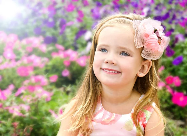 Retrato de menina bonito perto das flores — Fotografia de Stock