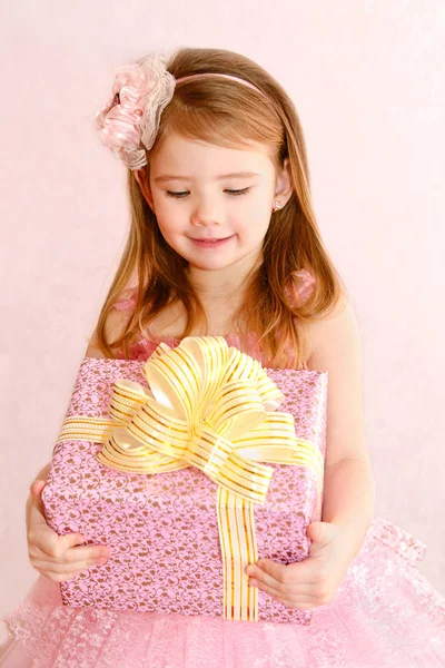 Красивая маленькая девочка в платье принцессы — стоковое фото