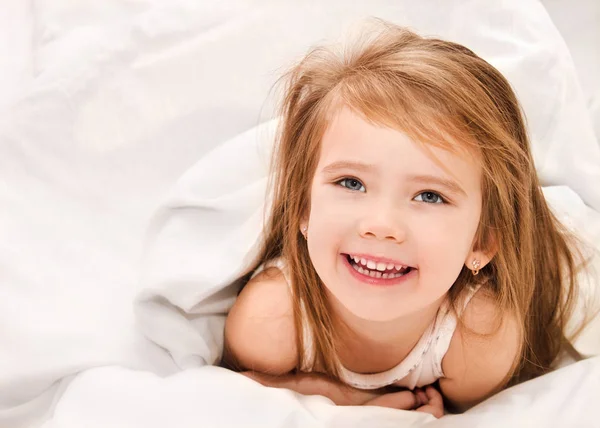 Bedårande liten flicka vaknade upp — Stockfoto
