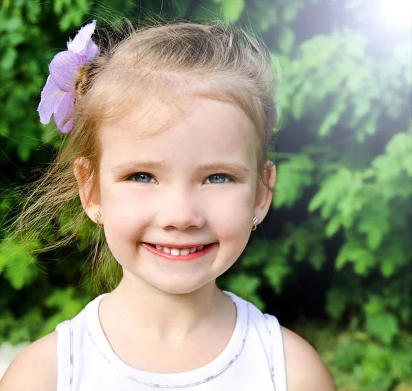 Retrato al aire libre de linda niña sonriente —  Fotos de Stock