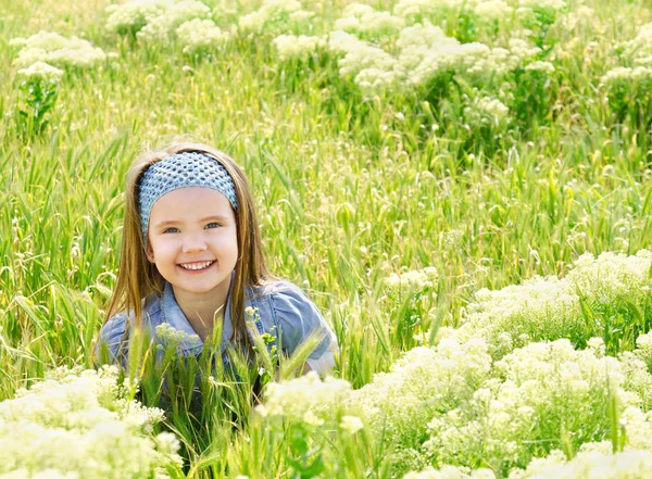 Spokojený úsměv holčička na louce — Stock fotografie