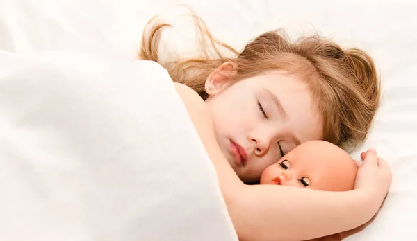 Entzückendes kleines Mädchen schläft im Bett — Stockfoto