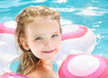 Yüzme havuzundaki küçük güzel kız. 