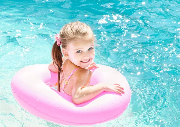 Niña sonriente en la piscina —  Fotos de Stock