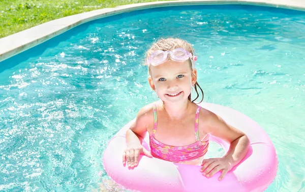 Yüzme havuzundaki küçük güzel kız. — Stok fotoğraf